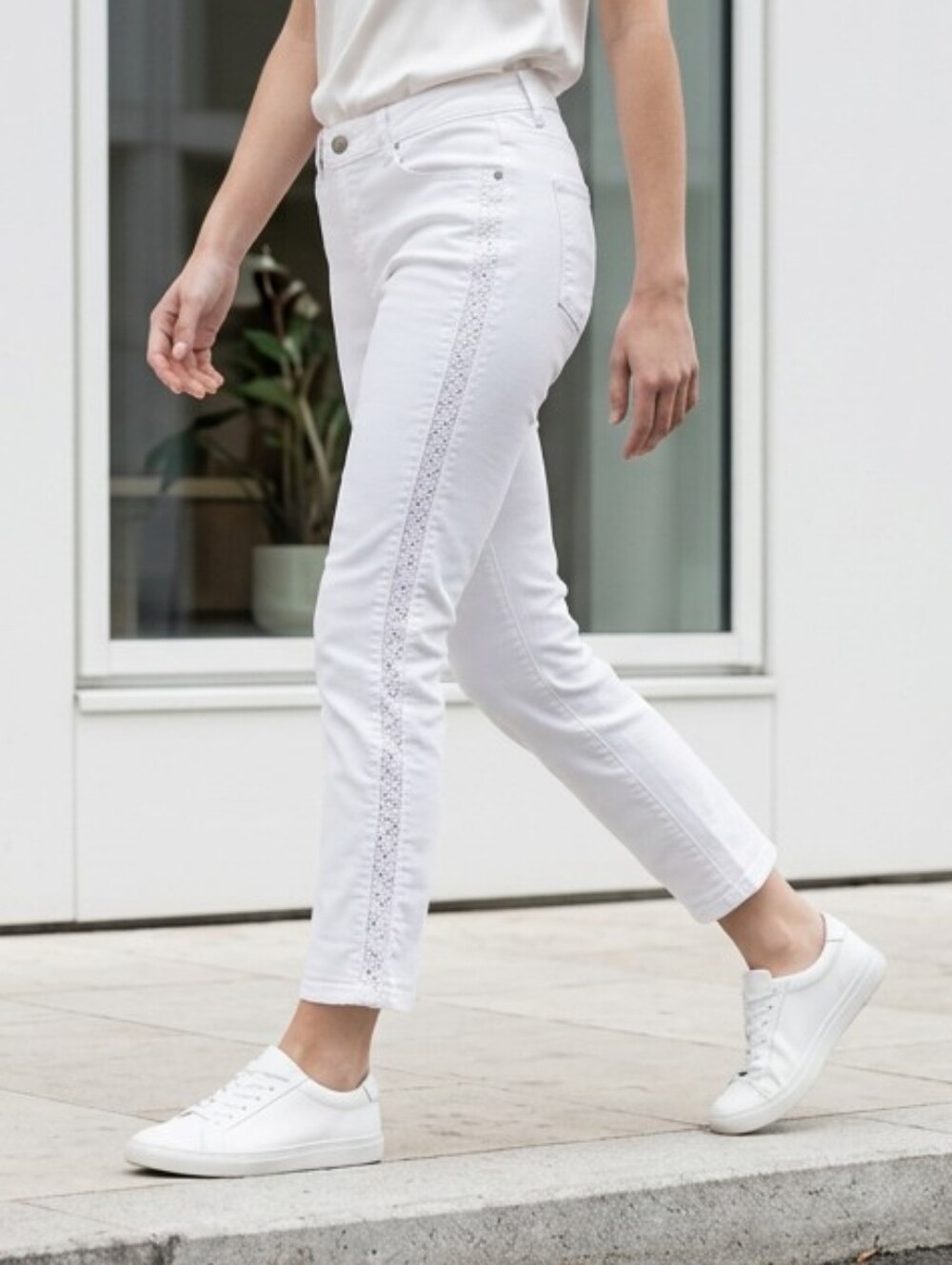 N 62 Women's White Straight-Leg Jeans Size 6p